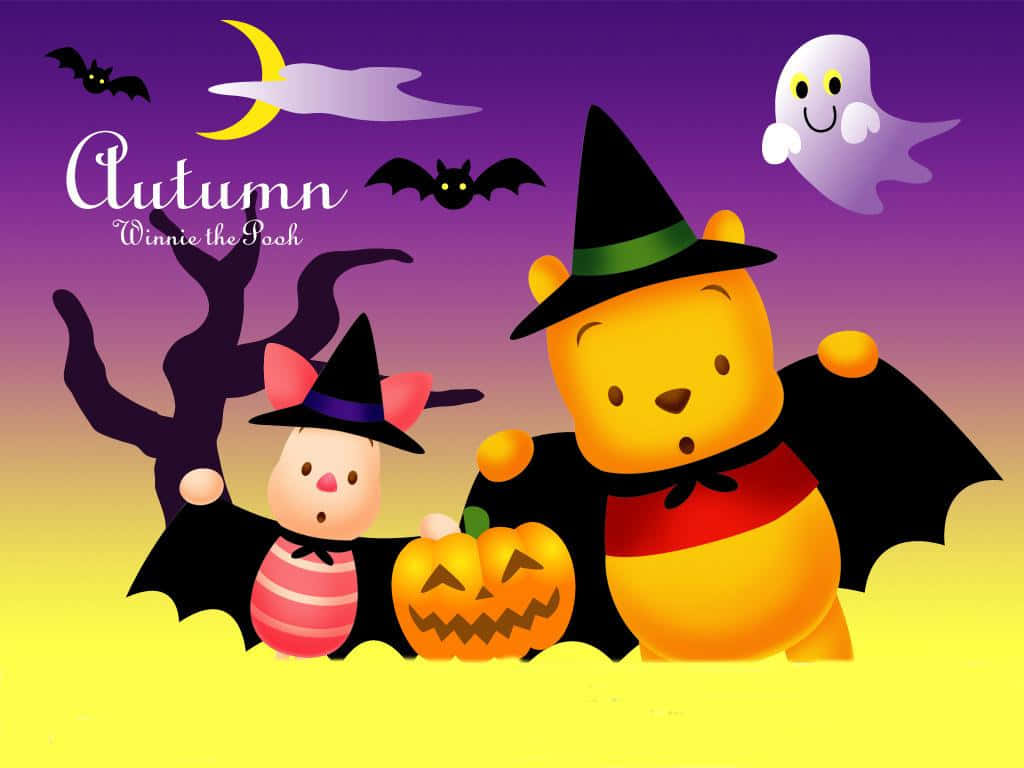 Winnie The Pooh Halloween 桌布 壁紙 — 小熊維尼和小豬打扮成女巫，與蝙蝠、鬼魂和南瓜燈一起在彎月下。