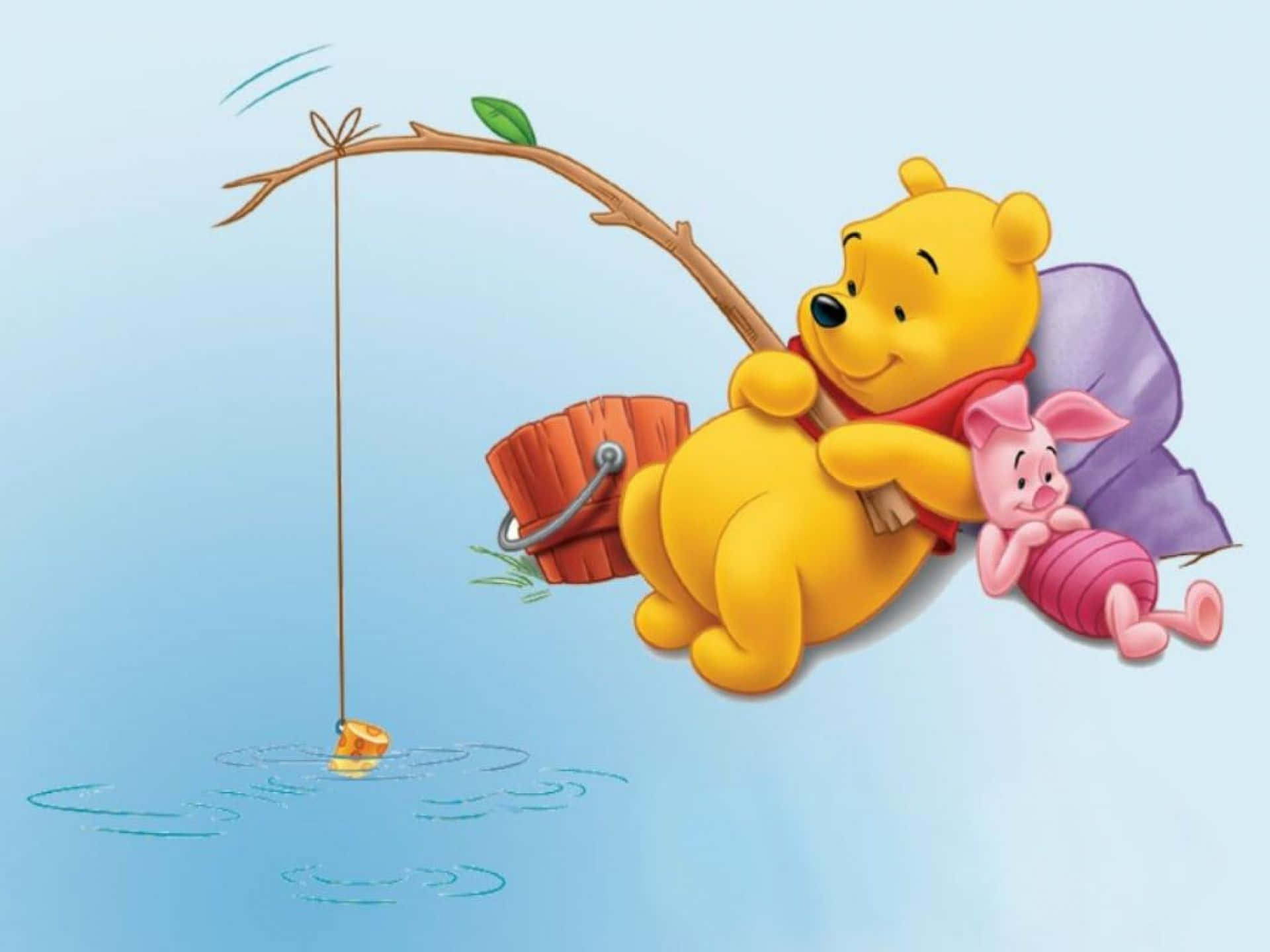 winnie the pooh 桌布 壁紙 — 小熊維尼和小豬皮傑坐在平靜的池塘邊，用簡單的樹枝釣竿和蜂蜜罐作餌，滿足地釣魚。