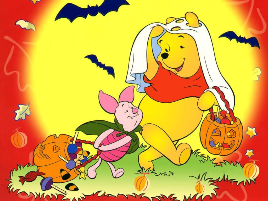Winnie The Pooh Halloween 桌布 壁紙 — 小熊維尼和小豬穿著萬聖節服裝，在明亮的黃色太陽下，開心地提著南瓜籃子玩「不給糖就搗蛋」。
