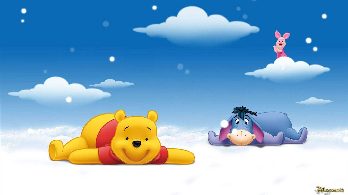 Disney Winnie The Pooh 桌布 壁紙 — 小熊維尼和屹耳躺在蓬鬆的雲朵上，下方是明亮的藍天，小豬則坐在遠處的雲朵上。