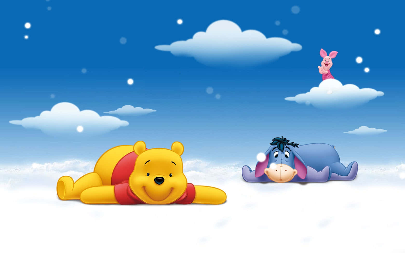 Winnie The Pooh Desktop 桌布 壁紙 — 小熊維尼和屹耳躺在雪雲上，小豬坐在藍天中的一朵雲上。