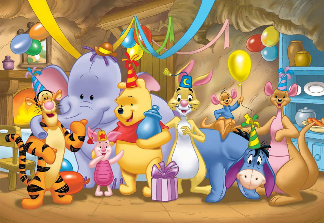 winnie the pooh 桌布 壁紙 — 小熊維尼和朋友們在一個舒適的樹屋內慶祝快樂的生日派對，樹屋裝飾著氣球、彩帶和禮物。