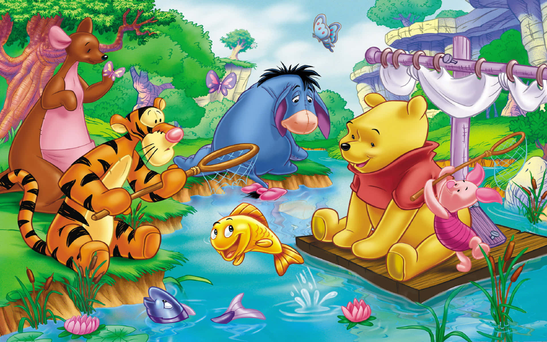 Winnie The Pooh Desktop 桌布 壁紙 — 小熊維尼和朋友們在充滿蝴蝶和蓮花的池塘邊快樂地釣魚和玩耍。