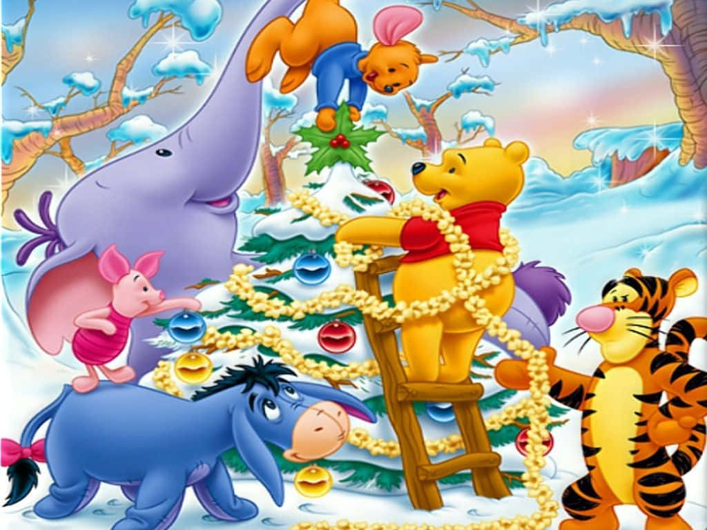 winnie the pooh 桌布 壁紙 — 小熊維尼和朋友們在冬季森林中用裝飾品和花環裝飾一棵白雪覆蓋的聖誕樹。