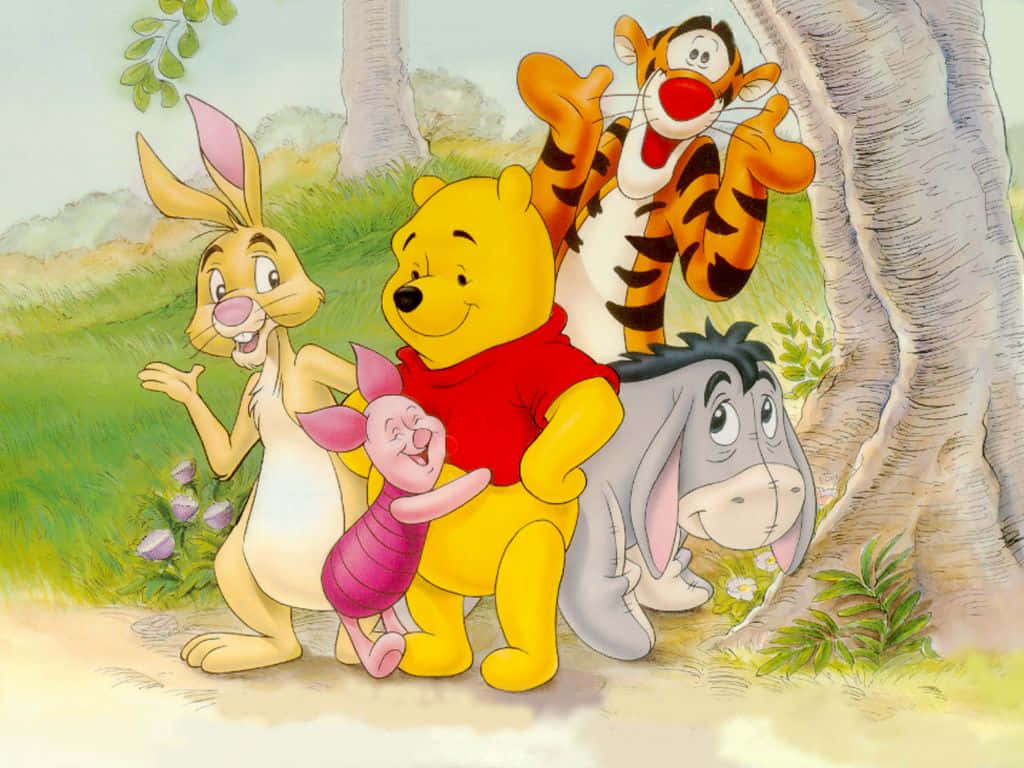 Winnie The Pooh Aesthetic 桌布 壁紙 — 小熊維尼和朋友們在大樹下的陽光森林空地上快樂地聚集。