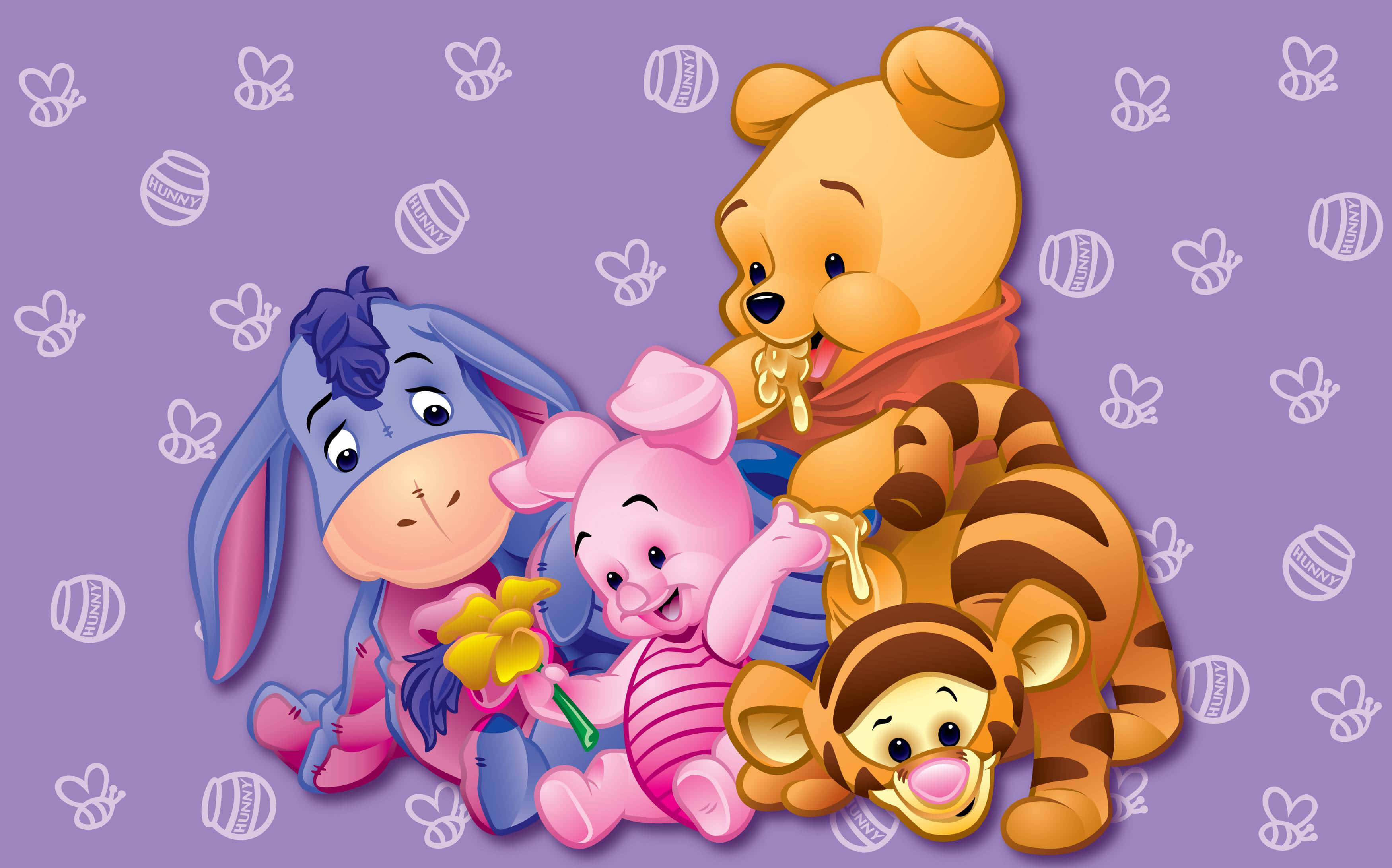 Winnie The Pooh Desktop 桌布 壁紙 — 小熊維尼和朋友們在帶有蜂蜜罐和蜜蜂圖案的紫色背景上快樂地聚集。