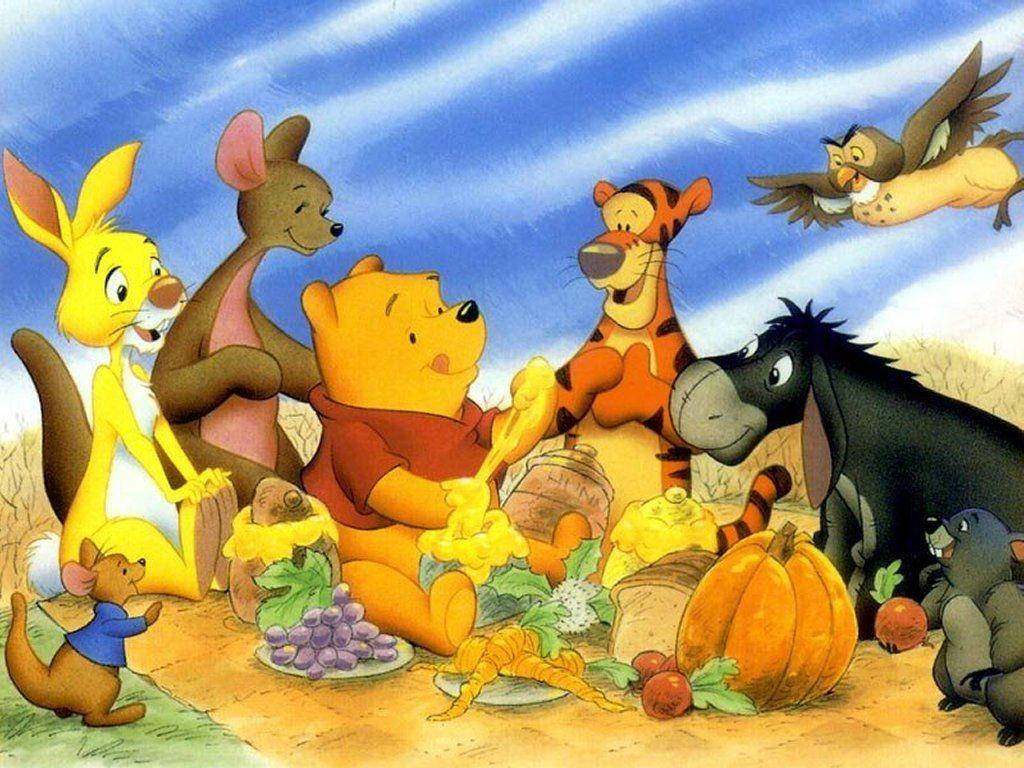 winnie the pooh 桌布 壁紙 — 小熊維尼和朋友們在明亮的藍天下圍著蜂蜜、南瓜和葡萄的盛宴聚在一起。