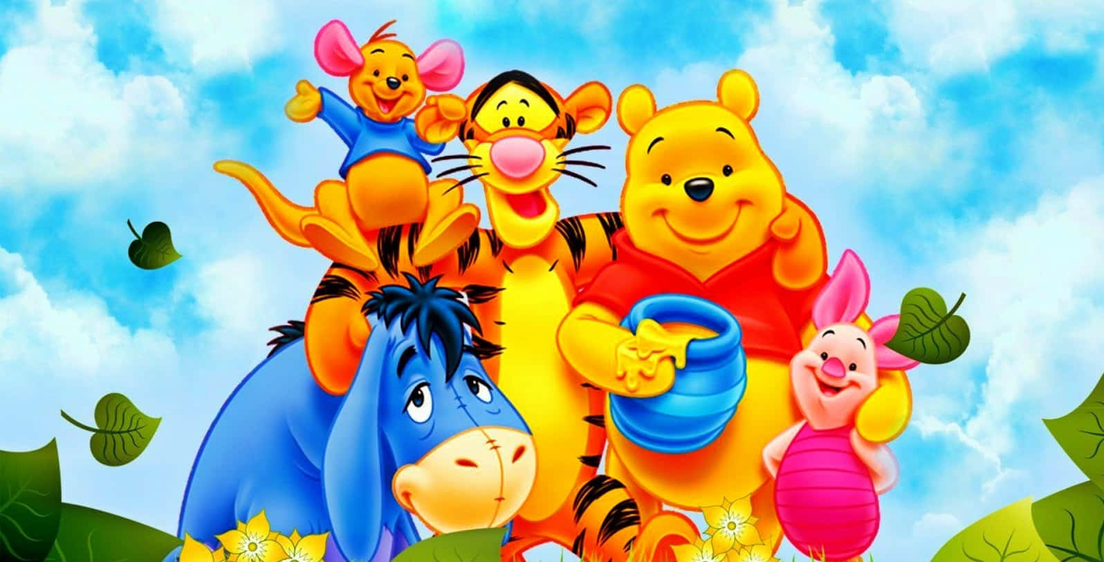 winnie the pooh 桌布 壁紙 — 小熊維尼和朋友們在明亮的藍天下歡樂地聚集，天空中有蓬鬆的雲朵和飄浮的樹葉。