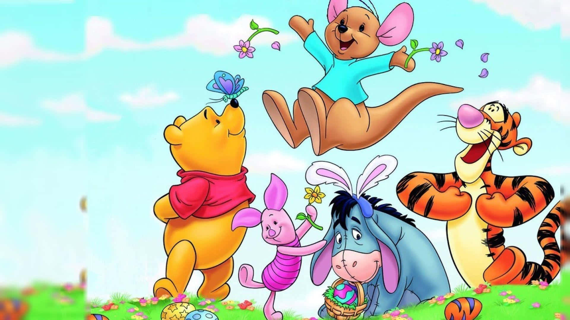 Winnie The Pooh Classic 桌布 壁紙 — 小熊維尼和朋友們在晴朗的藍天下，在充滿活力的草地上快樂地慶祝復活節。