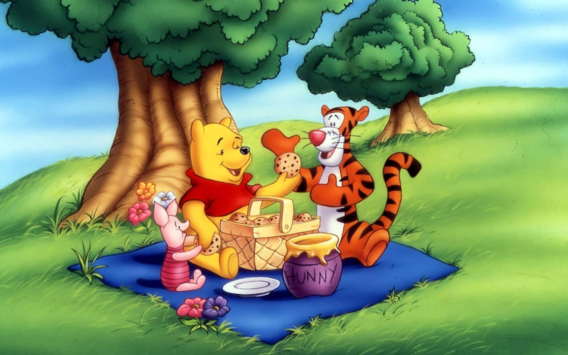 winnie the pooh 桌布 壁紙 — 小熊維尼和朋友們在枝葉茂密的樹下享受陽光明媚的野餐，有蜂蜜和餅乾。