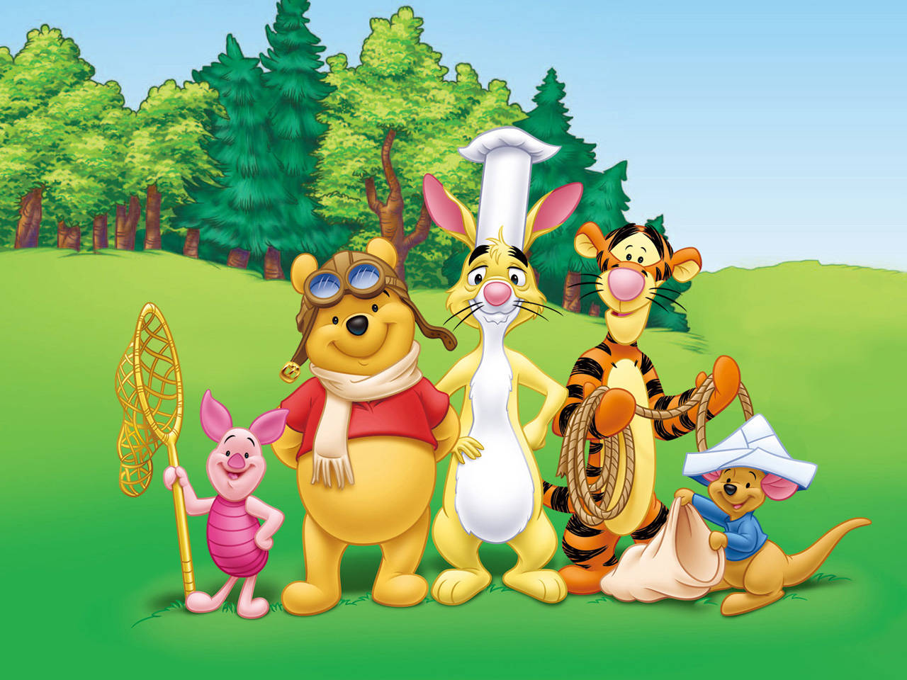 winnie the pooh 桌布 壁紙 — 小熊維尼和朋友們在歡快的森林空地中，有明亮的綠草和高大的松樹，在清澈的藍天下。