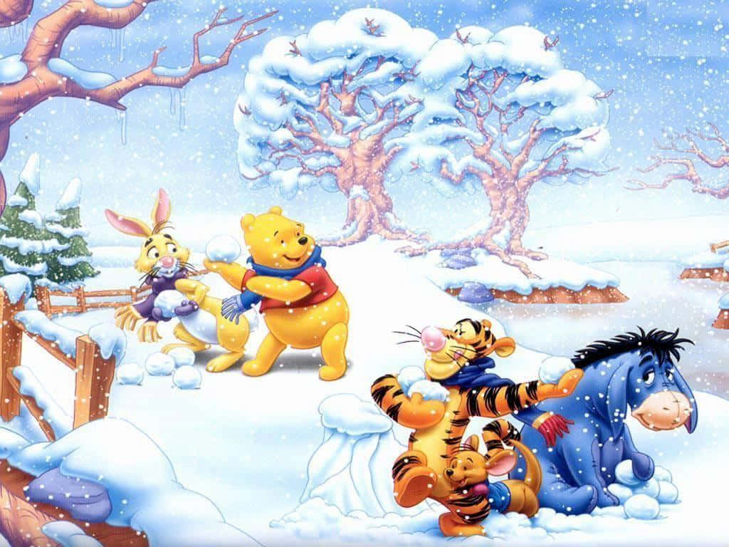 Snowball Fight 桌布 壁紙 — 小熊維尼和朋友們在白雪覆蓋的樹木和飄落的雪花中，在雪白的冬日景觀中快樂地玩耍。