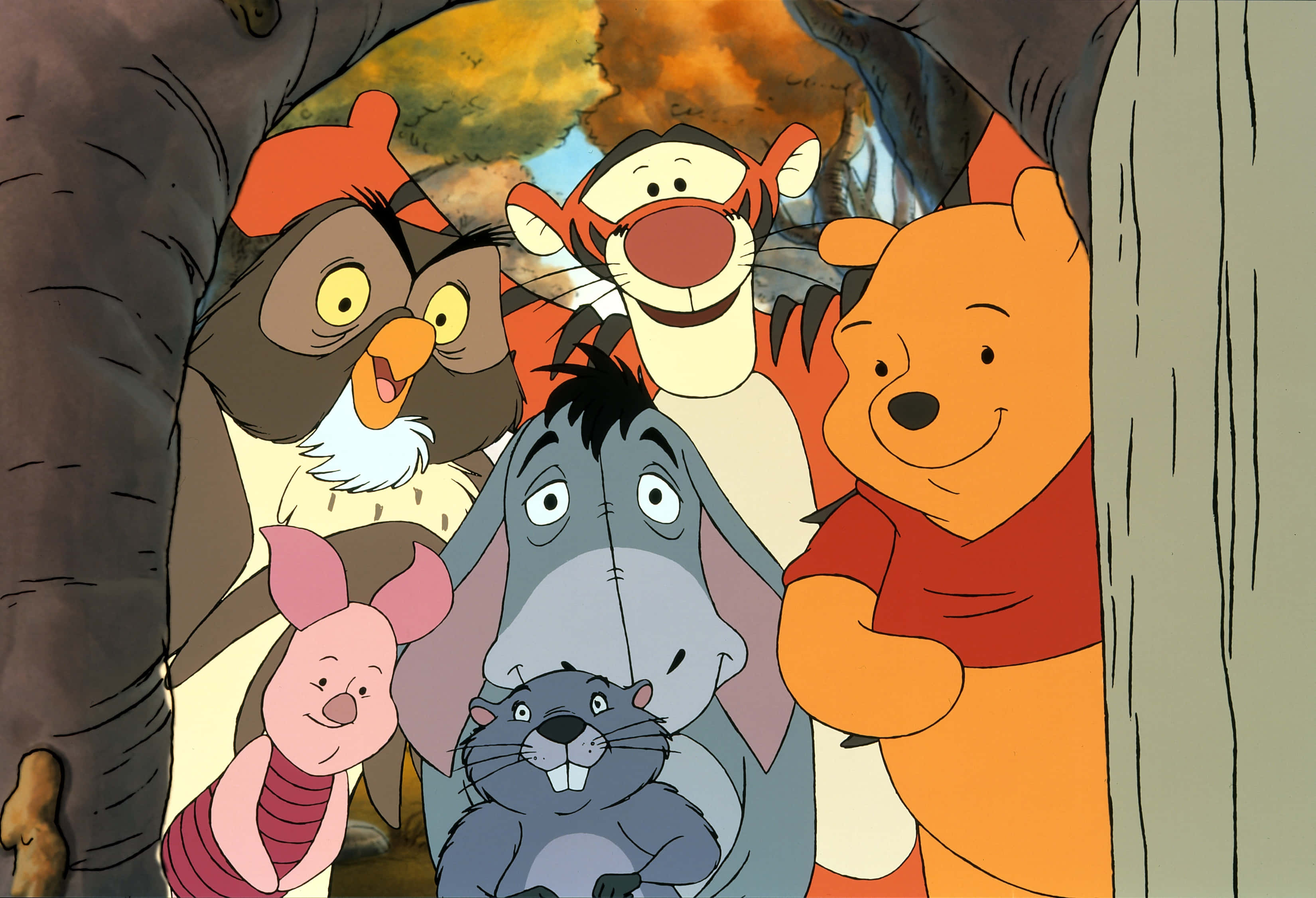 winnie the pooh 桌布 壁紙 — 小熊維尼和朋友們在秋天的樹下，森林空地上快樂地聚集。