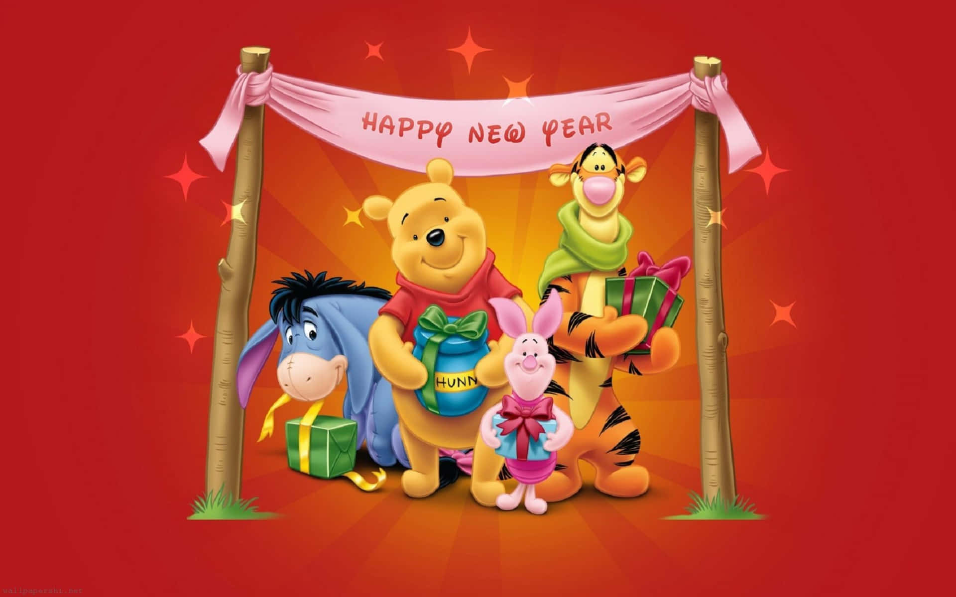 winnie the pooh 桌布 壁紙 — 小熊維尼和朋友們在粉紅色橫幅下拿著禮物，在耀眼的紅色背景前慶祝新年。