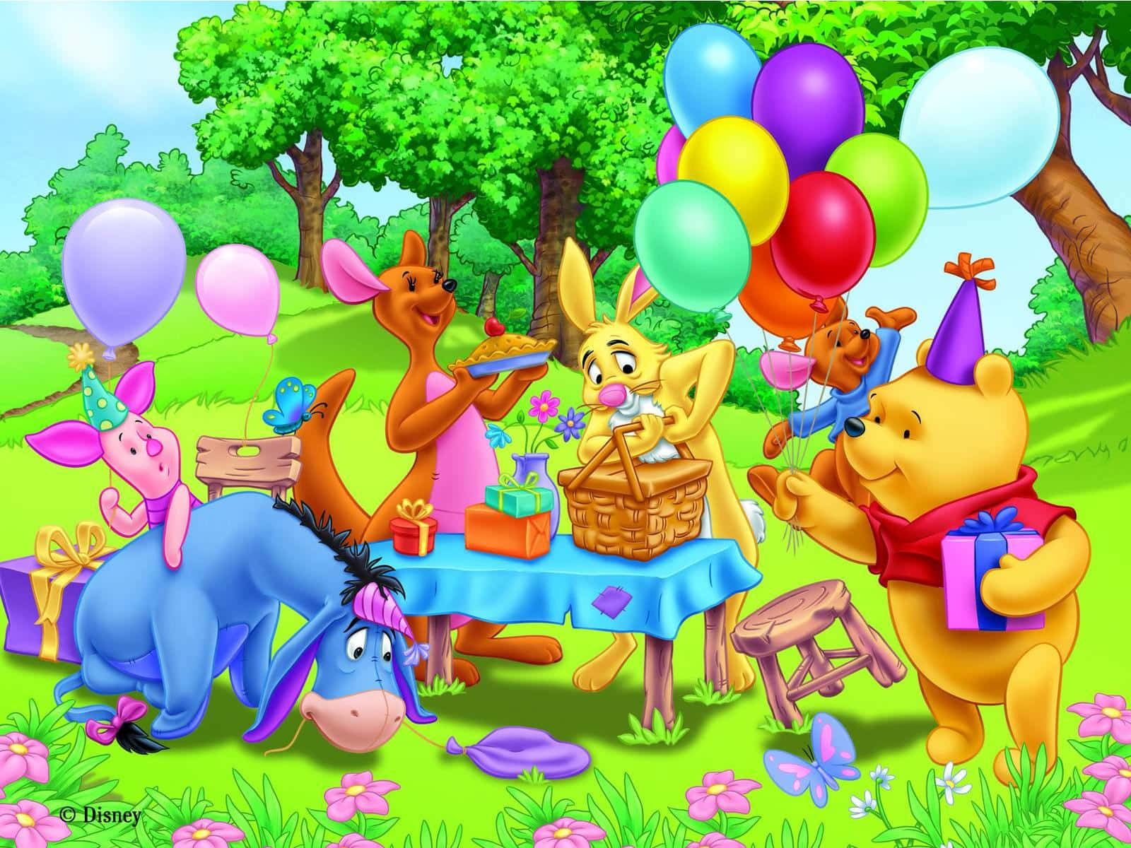 winnie the pooh 桌布 壁紙 — 小熊維尼和朋友們在綠樹下舉行歡樂的戶外生日派對，有氣球、禮物和野餐。