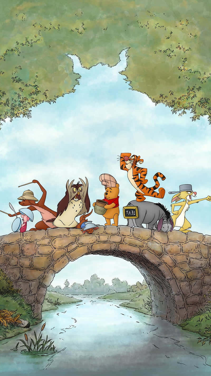 Winnie The Pooh Aesthetic 桌布 壁紙 — 小熊維尼和朋友們在綠樹成蔭下，愉快地走過一條橫跨平靜河流的石橋。