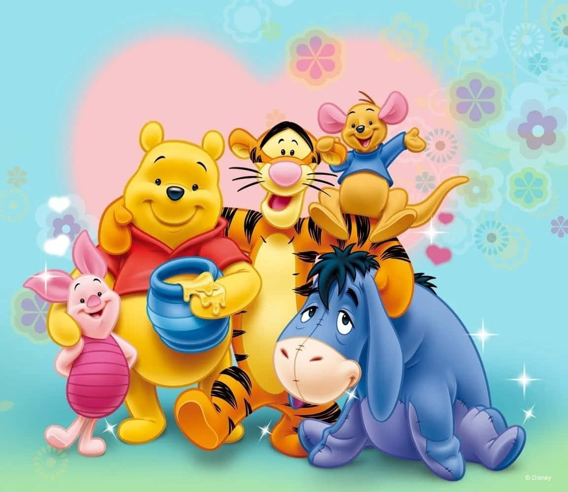 winnie the pooh 桌布 壁紙 — 小熊維尼和朋友們在花卉心形背景下圍著蜂蜜罐歡樂地聚集。