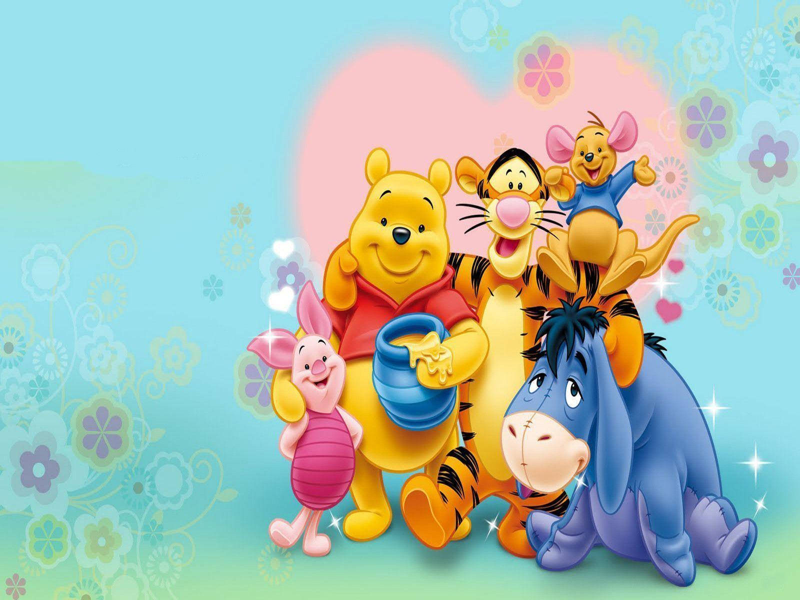 winnie the pooh 桌布 壁紙 — 小熊維尼和朋友們在花卉心形背景下圍著蜂蜜罐歡樂地聚集。