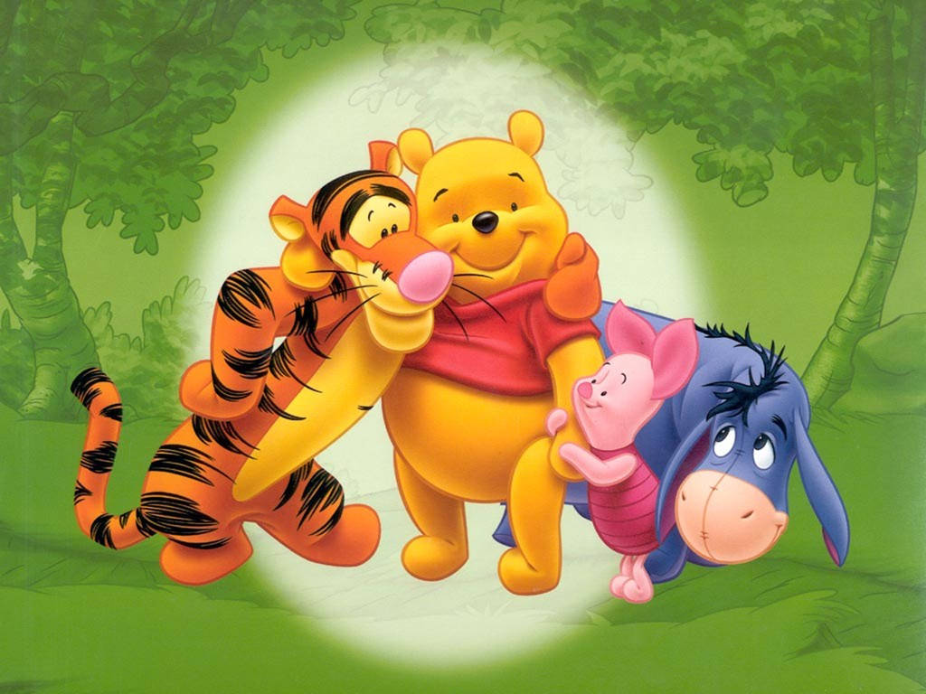 winnie the pooh 桌布 壁紙 — 小熊維尼和朋友們在陽光明媚、綠樹環繞的林間空地溫暖擁抱。