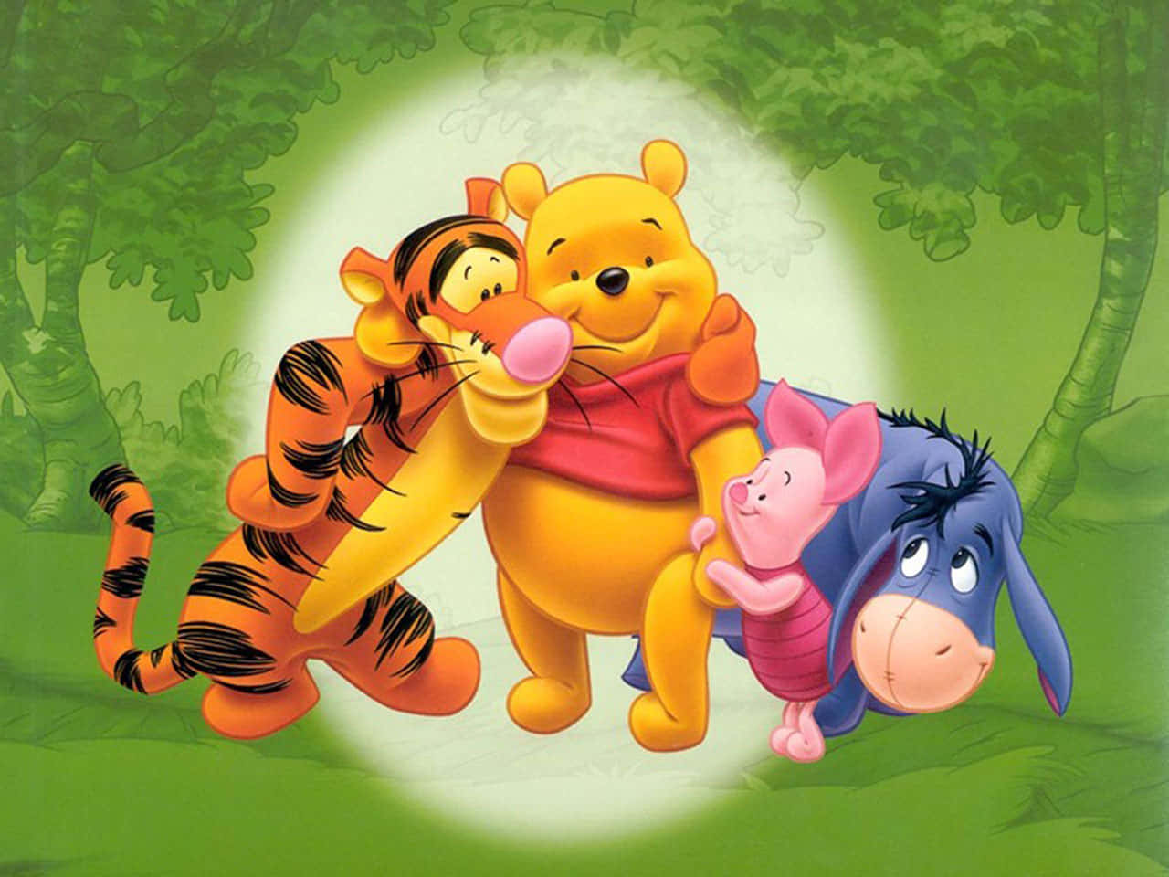 Winnie The Pooh Aesthetic 桌布 壁紙 — 小熊維尼和朋友們在陽光明媚、綠樹環繞的森林空地中溫暖地擁抱。