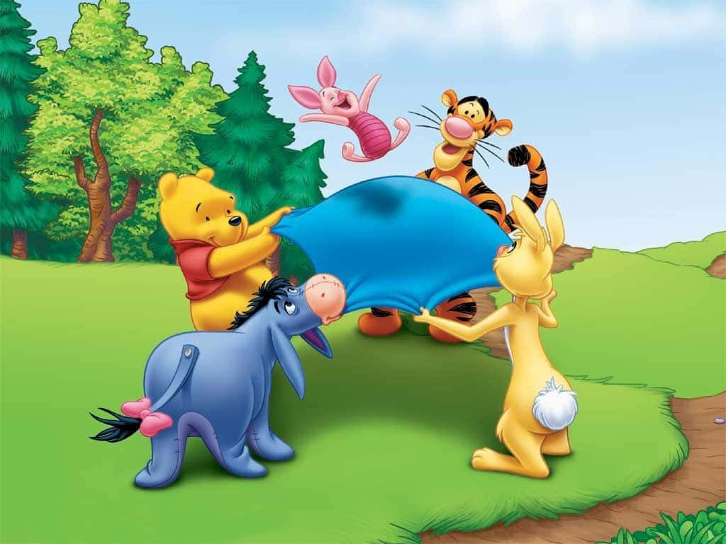 winnie the pooh 桌布 壁紙 — 小熊維尼和朋友們在陽光明媚的林間空地快樂地玩著一條藍色毯子。
