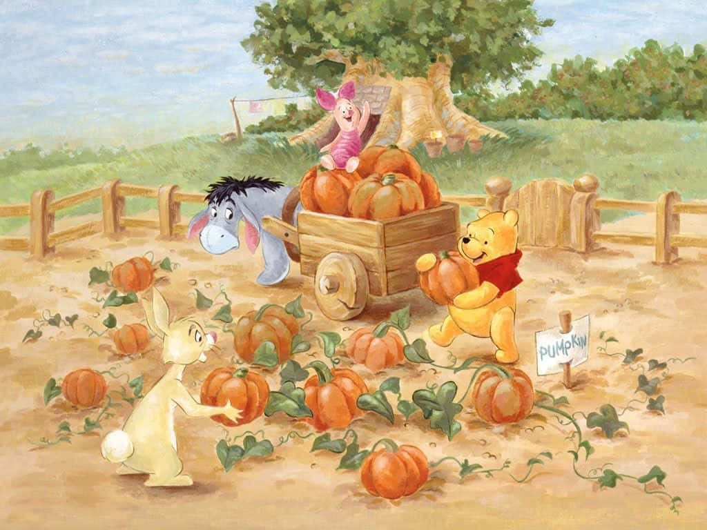 Winnie The Pooh Classic 桌布 壁紙 — 小熊維尼和朋友們在陽光明媚的秋季田野中收穫南瓜，旁邊有木製手推車和鄉村風格的圍欄。