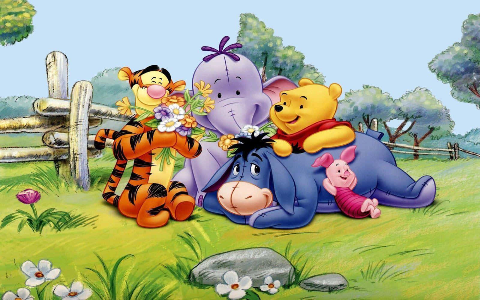 All Cartoon Characters 桌布 壁紙 — 小熊維尼和朋友們在陽光明媚的草地上，拿著鮮花，靠近木柵欄。