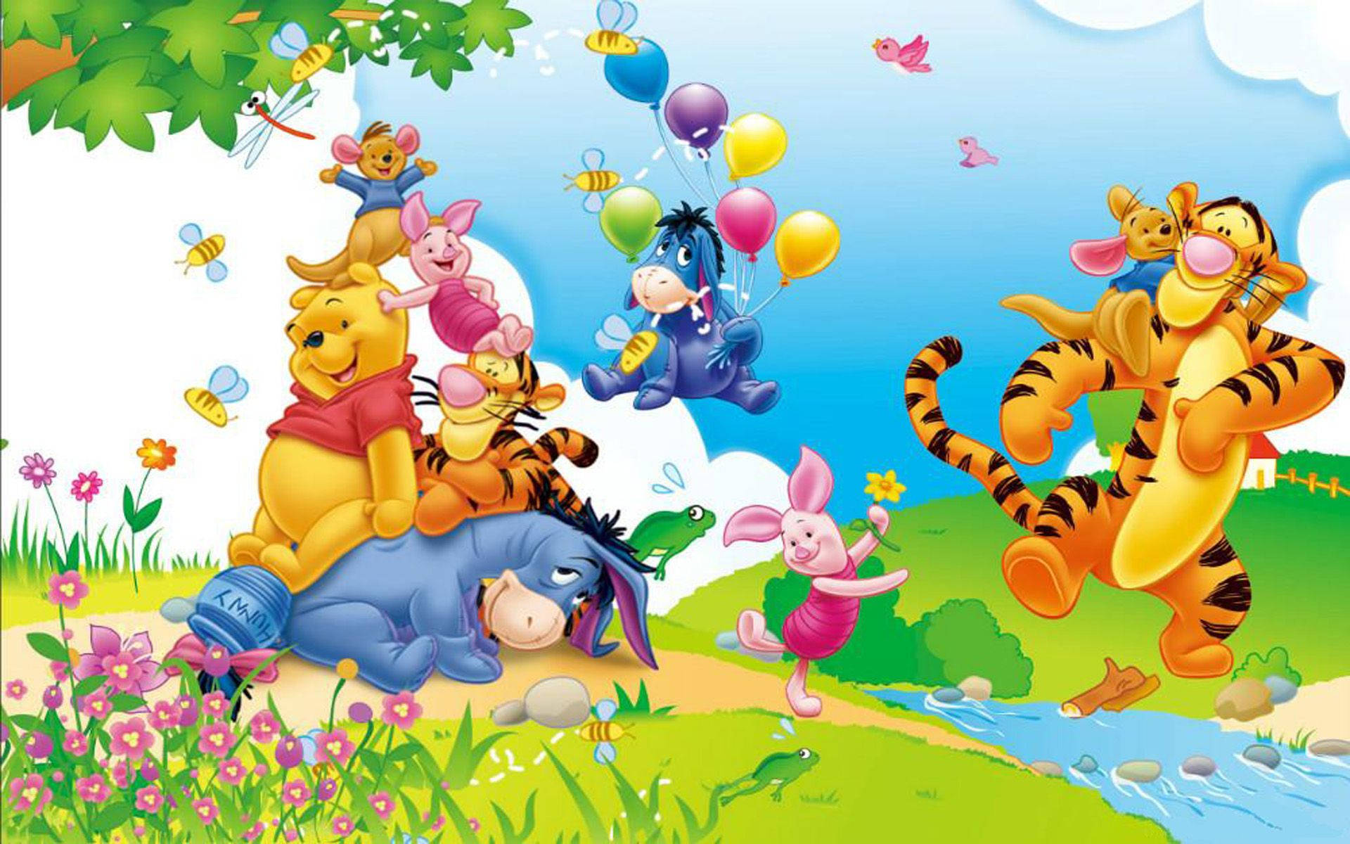 winnie the pooh 桌布 壁紙 — 小熊維尼和朋友們在陽光明媚的草地上快樂地玩耍，有氣球、蜜蜂和花朵，藍天白雲。