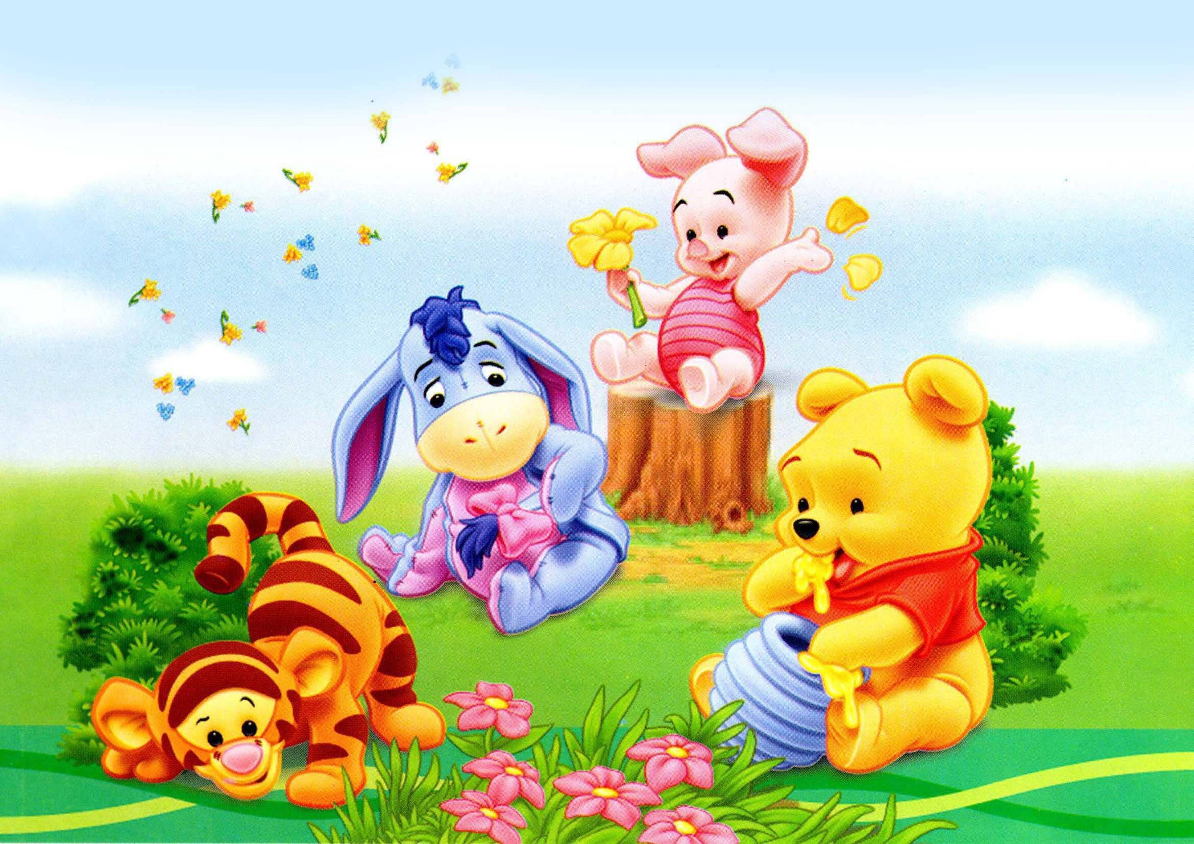 winnie the pooh 桌布 壁紙 — 小熊維尼和朋友們在陽光明媚的草地上與蝴蝶和粉紅色花朵快樂地玩耍。