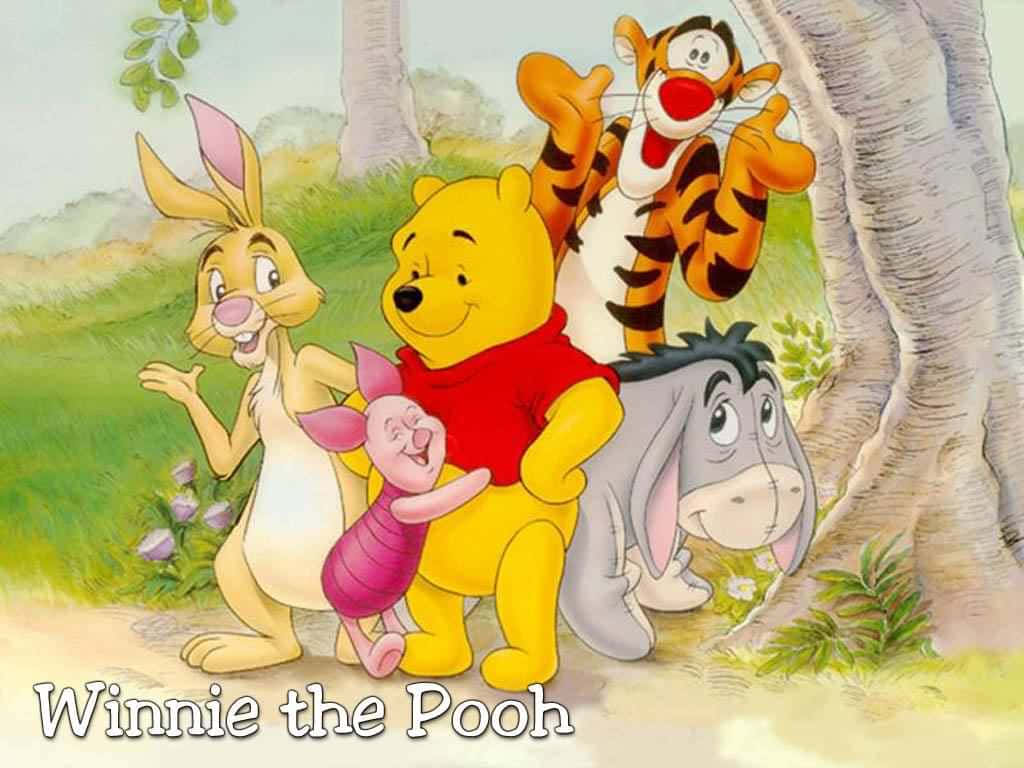 winnie the pooh 桌布 壁紙 — 小熊維尼和朋友們在陽光明媚的草地上，一棵樹下歡樂地聚集，草地柔軟翠綠，點綴著紫色花朵。