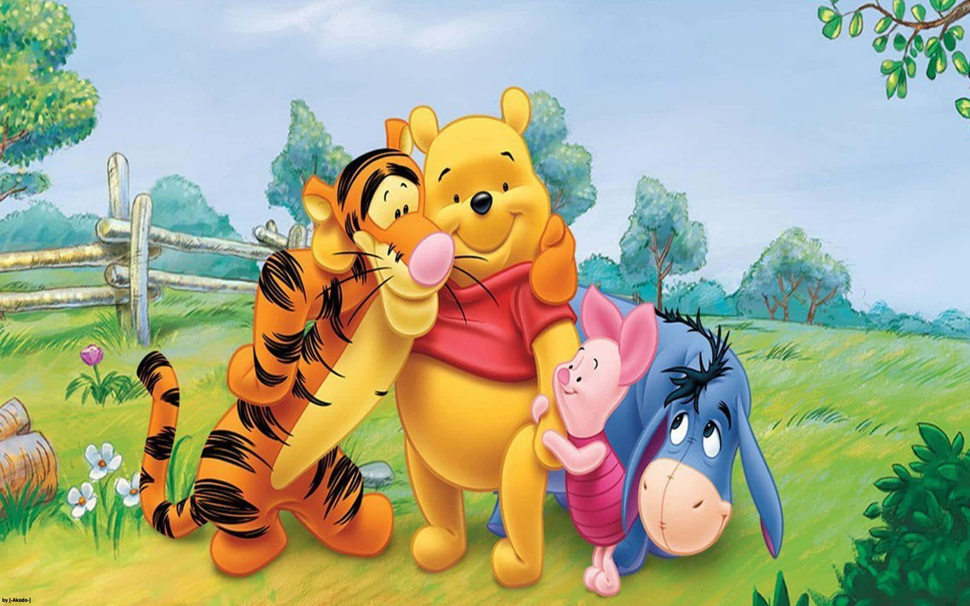 Winnie The Pooh Desktop 桌布 壁紙 — 小熊維尼和朋友們在陽光明媚的草地上熱情擁抱，草地有木柵欄和綠樹。