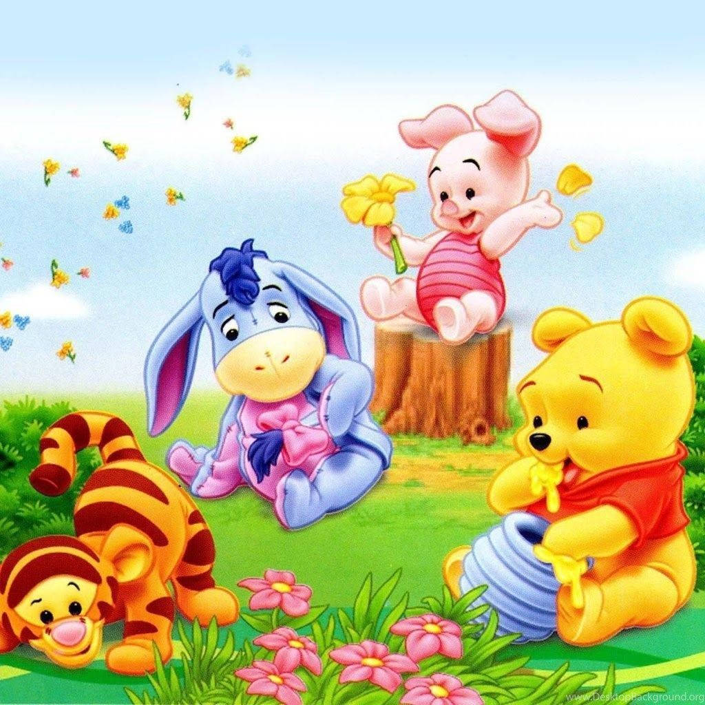 winnie the pooh 桌布 壁紙 — 小熊維尼和朋友們在陽光明媚的草地上快樂地玩耍，周圍有鮮花和蝴蝶。