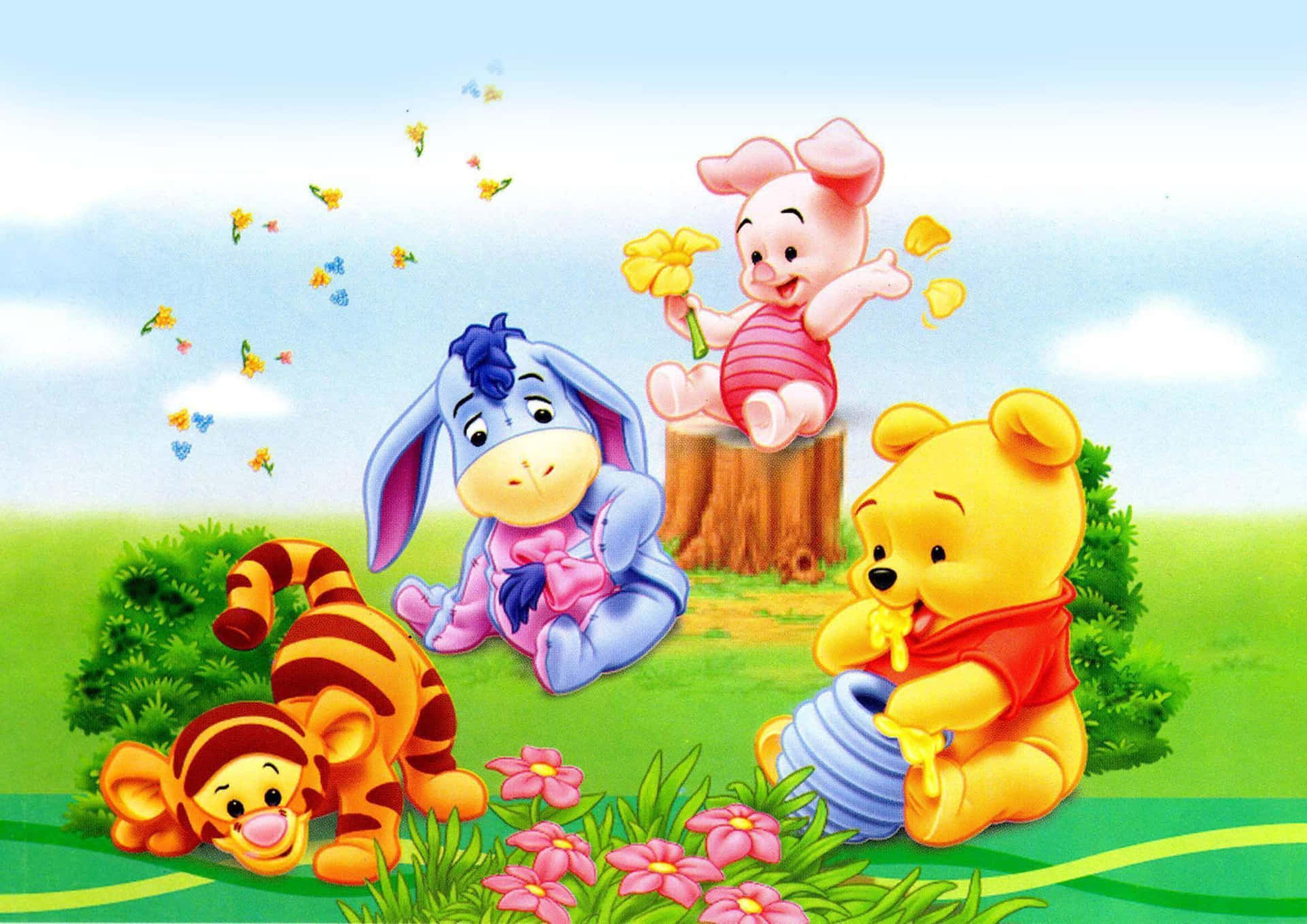 winnie the pooh 桌布 壁紙 — 小熊維尼和朋友們在陽光明媚的草地上與蝴蝶和粉紅色花朵快樂地玩耍。