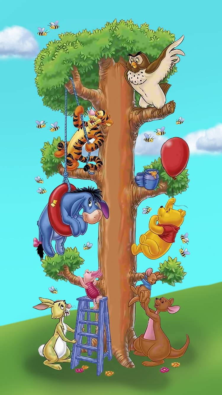 Eeyore 桌布 壁紙 — 小熊維尼和朋友們在陽光明媚的草地上，頑皮地爬上一棵大樹並掛在上面，蜜蜂在周圍嗡嗡作響。