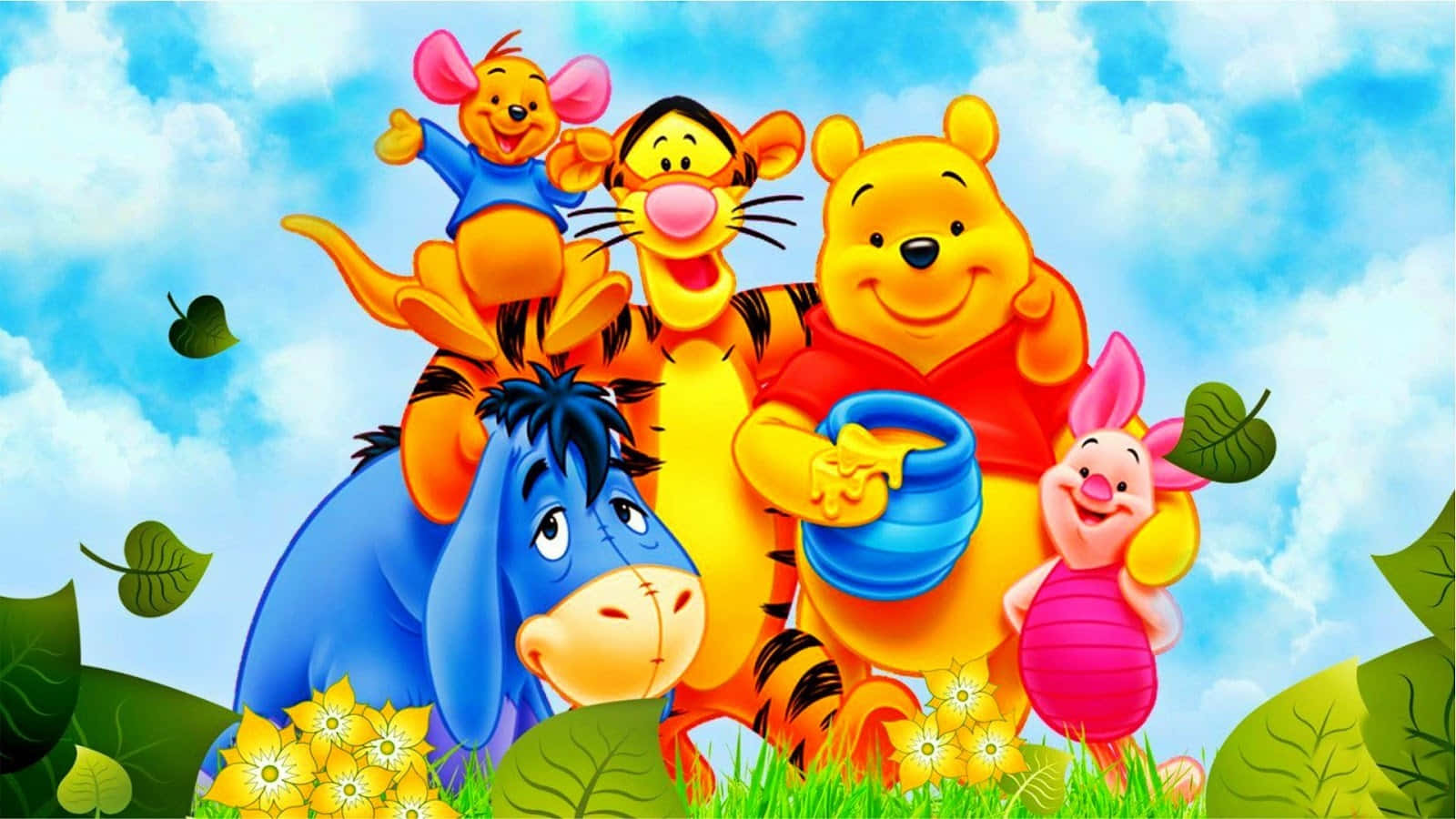 Winnie The Pooh Desktop 桌布 壁紙 — 小熊維尼和朋友們在陽光明媚的草地上歡樂地聚集，頭頂是明亮的藍天和蓬鬆的白雲。