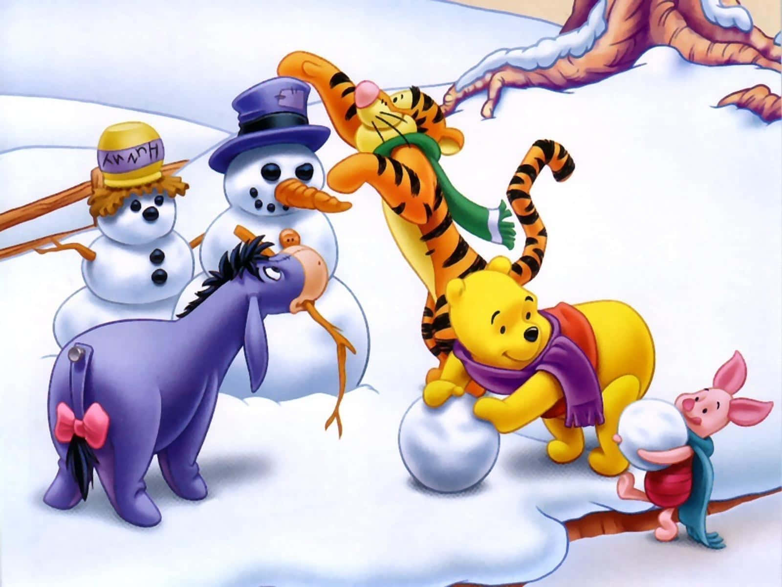 winnie the pooh 桌布 壁紙 — 小熊維尼和朋友們在雪地森林裡快樂地玩耍，有雪人和樹枝。