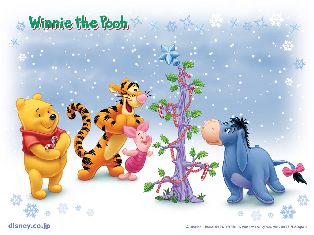 winnie the pooh 桌布 壁紙 — 小熊維尼和朋友們在飄雪中愉快地用拐杖糖和星星裝飾一棵小樹。
