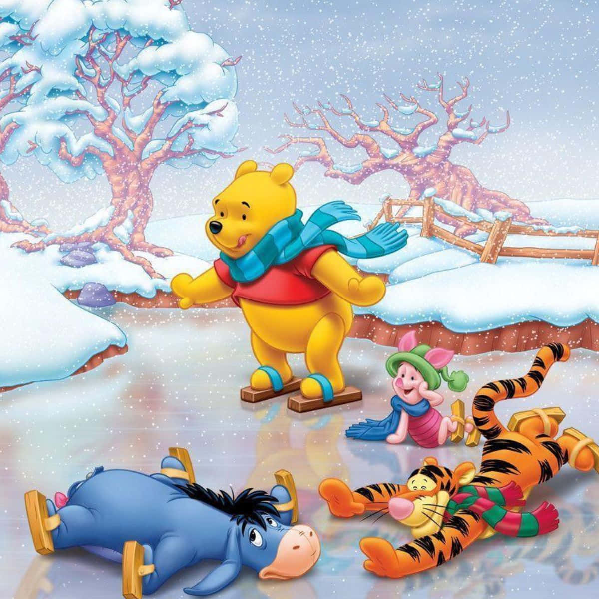迪士尼聖誕節 桌布 壁紙 — 小熊維尼和朋友們在飄雪的冬日場景中，在光禿禿的樹木間快樂地溜冰。