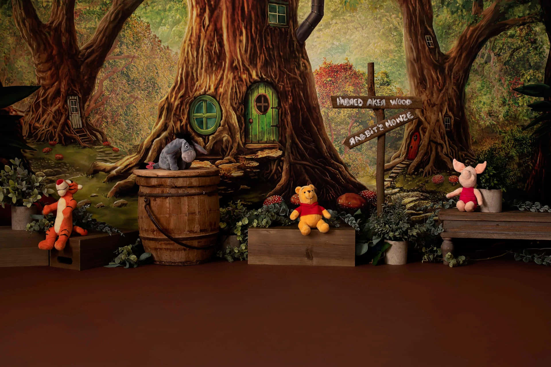 winnie the pooh 桌布 壁紙 — 小熊維尼和朋友們坐在一個有樹屋和路標的夢幻森林場景中。