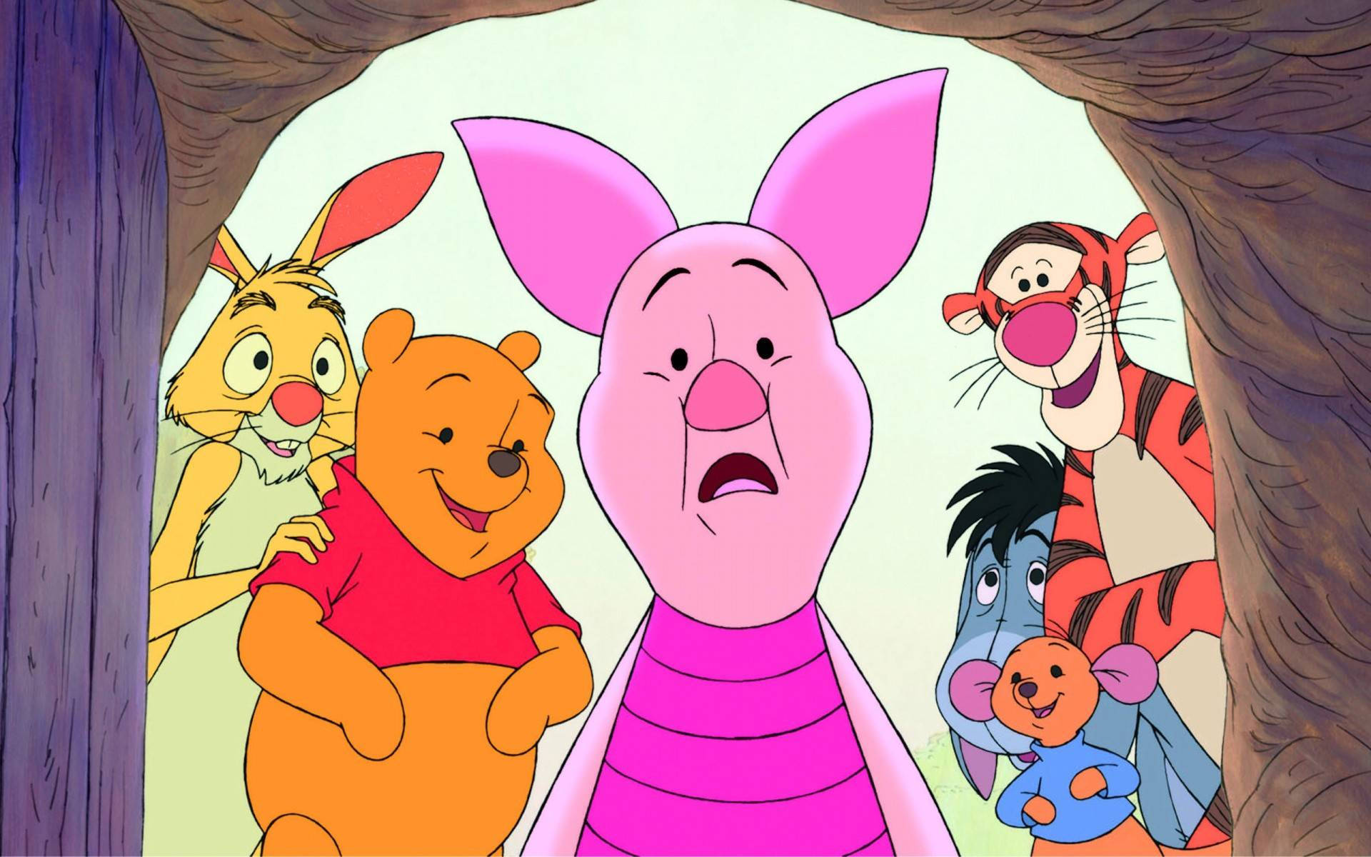 Piglet 桌布 壁紙 — 小熊維尼和朋友們從樹洞中探出頭來，表情歡樂。