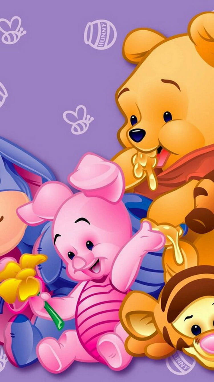 Piglet 桌布 壁紙 — 小熊維尼和朋友們快樂地聚集在一個蜂蜜罐周圍，背景是帶有蜜蜂圖案的紫色。