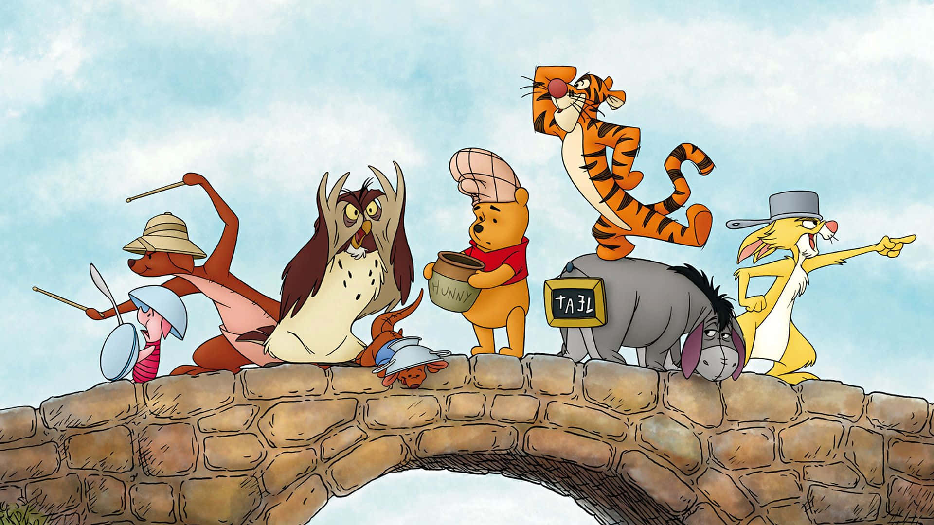 Winnie The Pooh Classic 桌布 壁紙 — 小熊維尼和朋友們愉快地站在石橋上，天空柔和藍色。