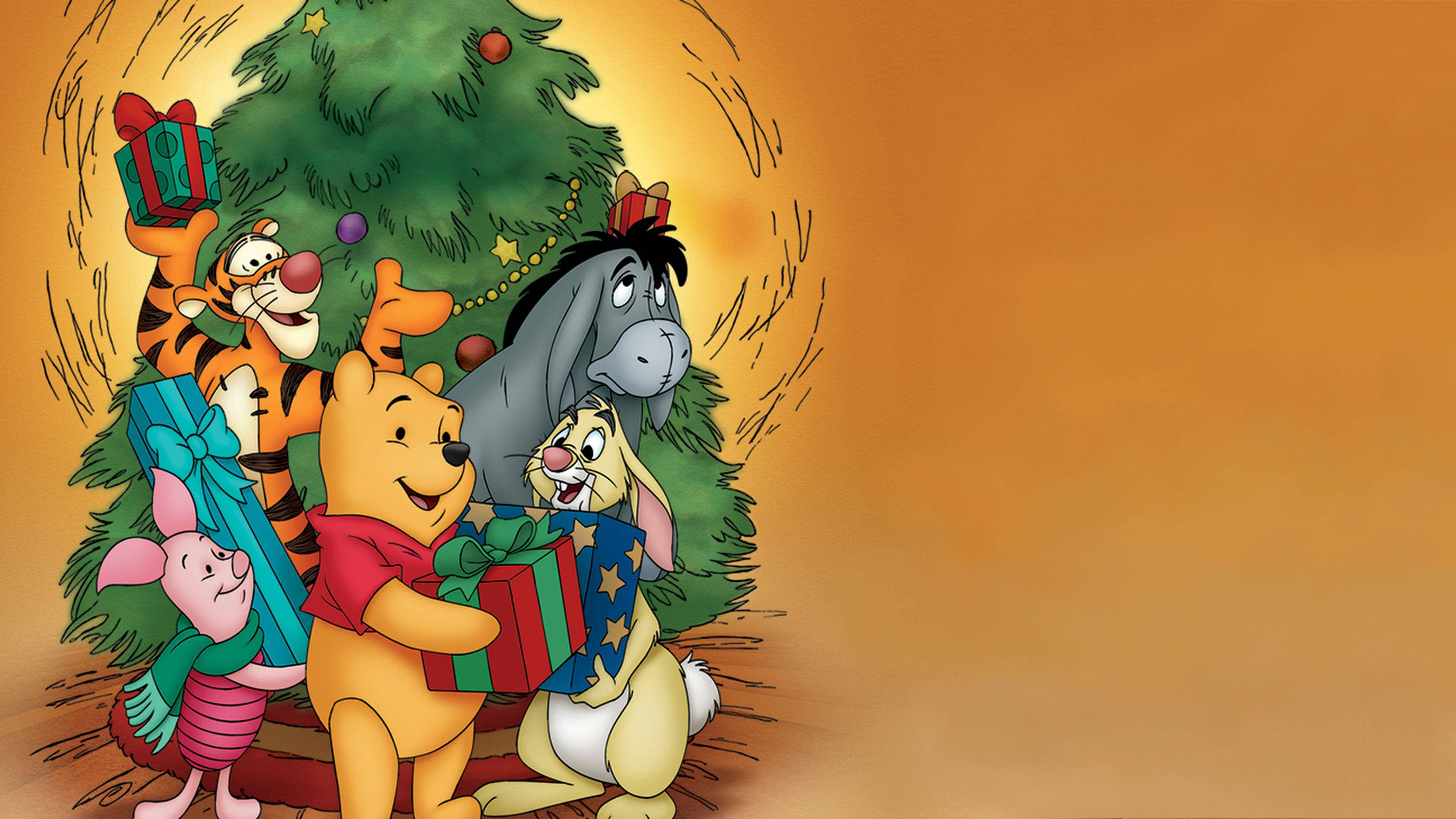 winnie the pooh 桌布 壁紙 — 小熊維尼和朋友們愉快地聚集在裝飾好的聖誕樹周圍，在溫暖的金色燈光下拿著色彩繽紛的禮物。