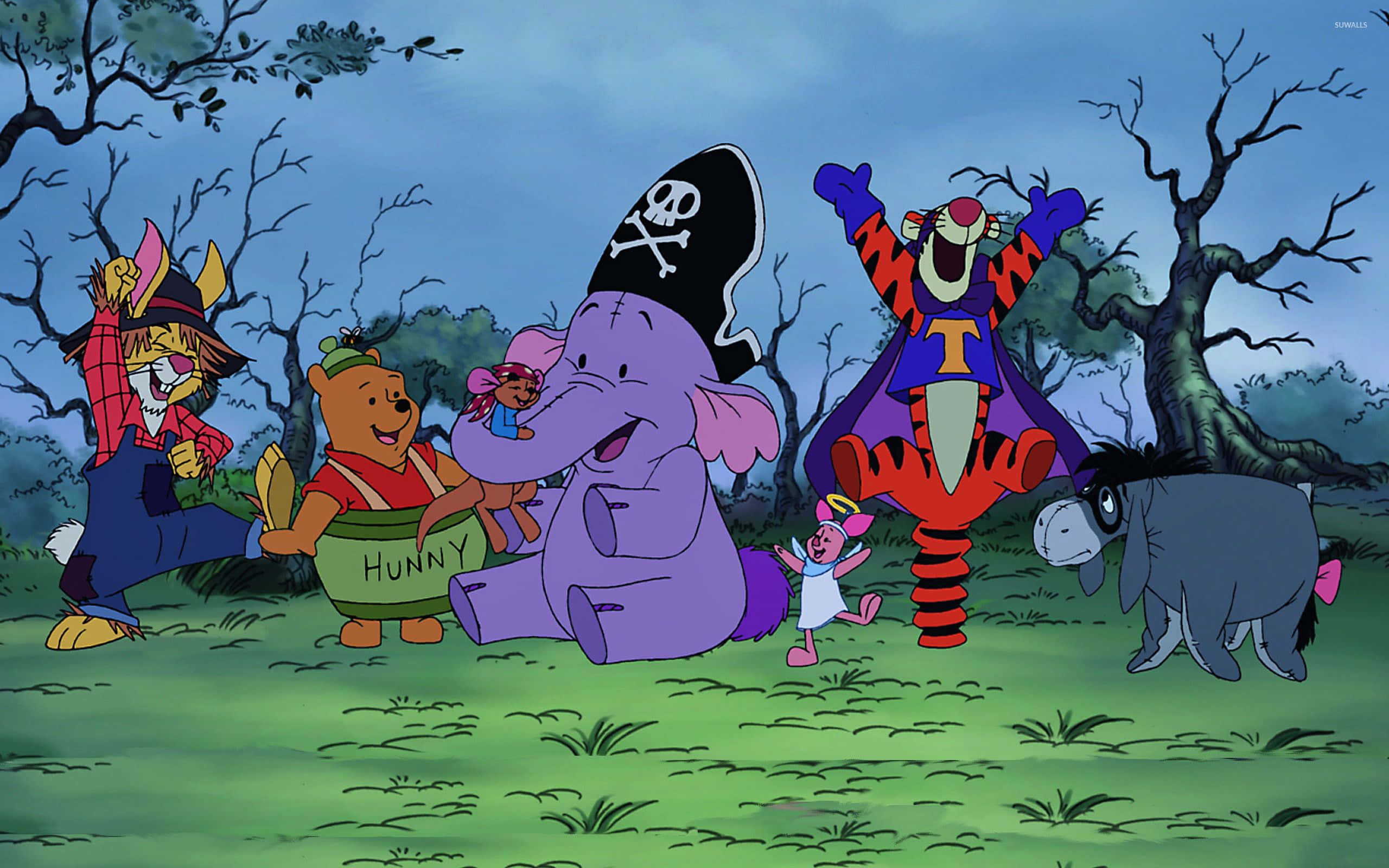 Winnie The Pooh Halloween 桌布 壁紙 — 小熊維尼和朋友們打扮成海盜和冒險家，在暮色天空下的詭異森林空地中慶祝。
