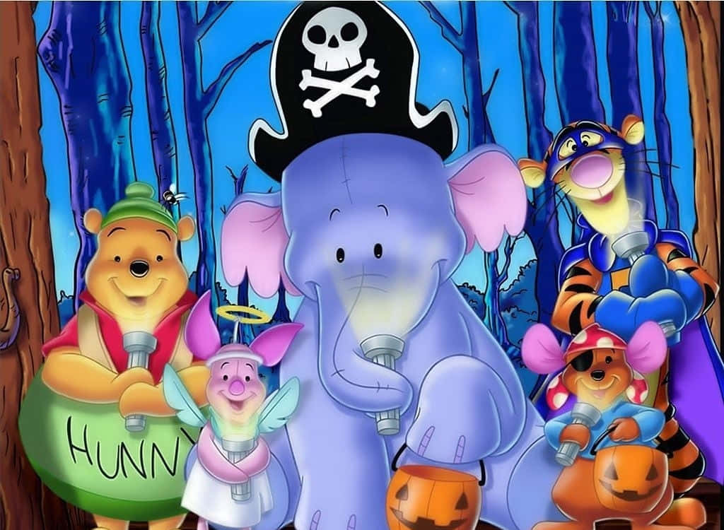 Winnie The Pooh Halloween 桌布 壁紙 — 小熊維尼和朋友們打扮成海盜和萬聖節角色，身處陰森的森林中。