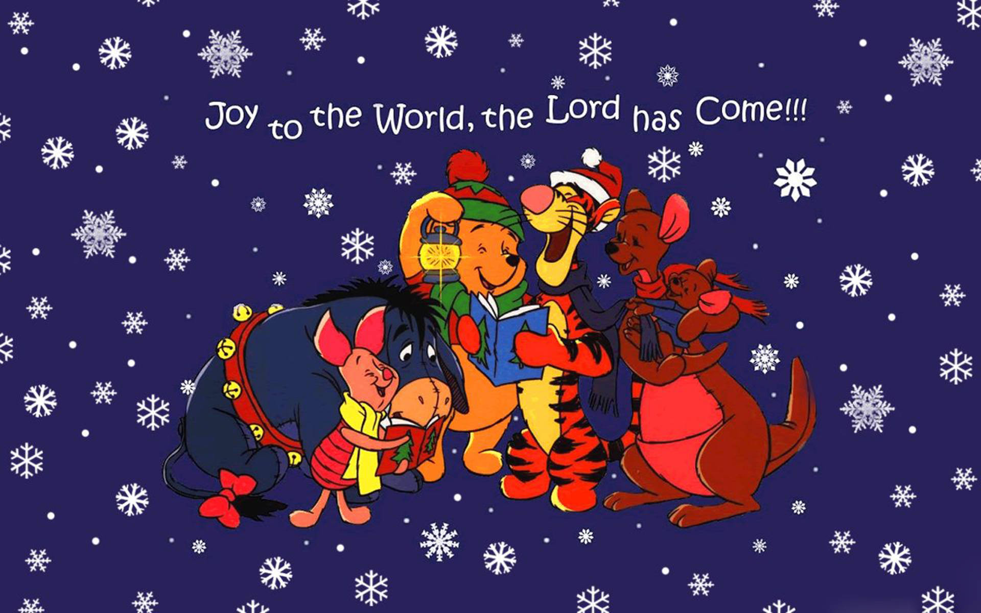 Winnie The Pooh Christmas 桌布 壁紙 — 小熊維尼和朋友們穿著節日冬季服裝，在深藍色天空下飄落的雪花中歡快地唱頌歌。
