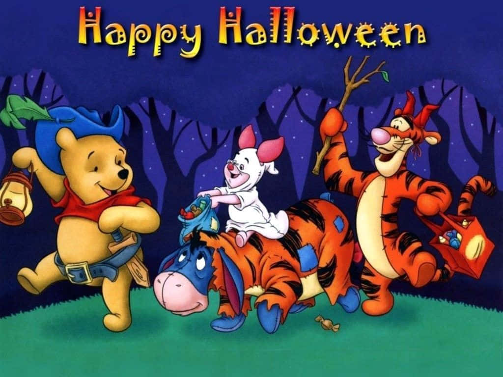 Winnie The Pooh Halloween 桌布 壁紙 — 小熊維尼和朋友們穿著萬聖節服裝，在星空下開心地玩「不給糖就搗蛋」。