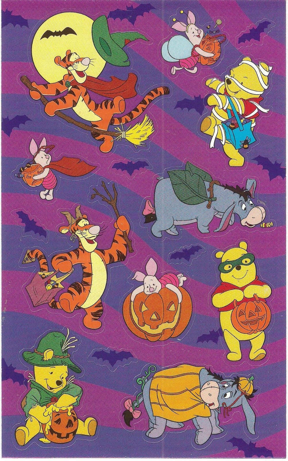 Winnie The Pooh Halloween 桌布 壁紙 — 小熊維尼和朋友們穿著萬聖節服裝，在滿是蝙蝠的紫色夜空和滿月背景下飛翔並擺姿勢。