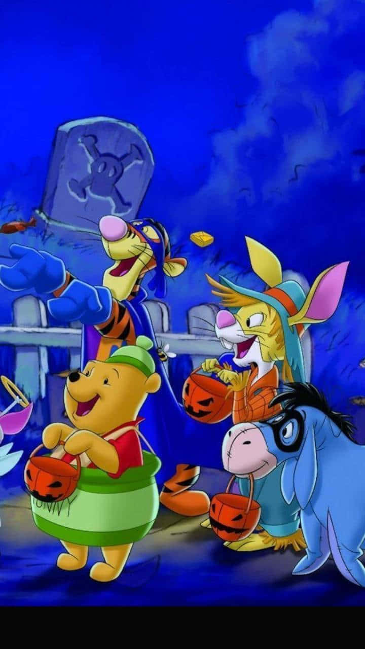 Winnie The Pooh Halloween 桌布 壁紙 — 小熊維尼和朋友們穿著萬聖節服裝，在陰森的藍色夜空下，帶著墓碑進行不給糖就搗蛋。