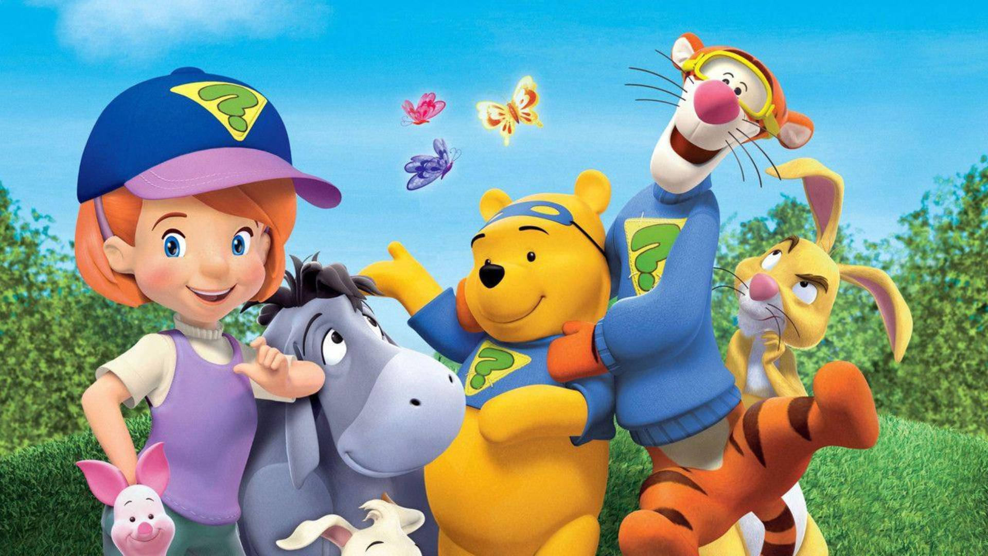 winnie the pooh 桌布 壁紙 — 小熊維尼和朋友們穿著超級英雄服裝，在陽光明媚的草地上玩耍，蝴蝶在周圍飛舞。